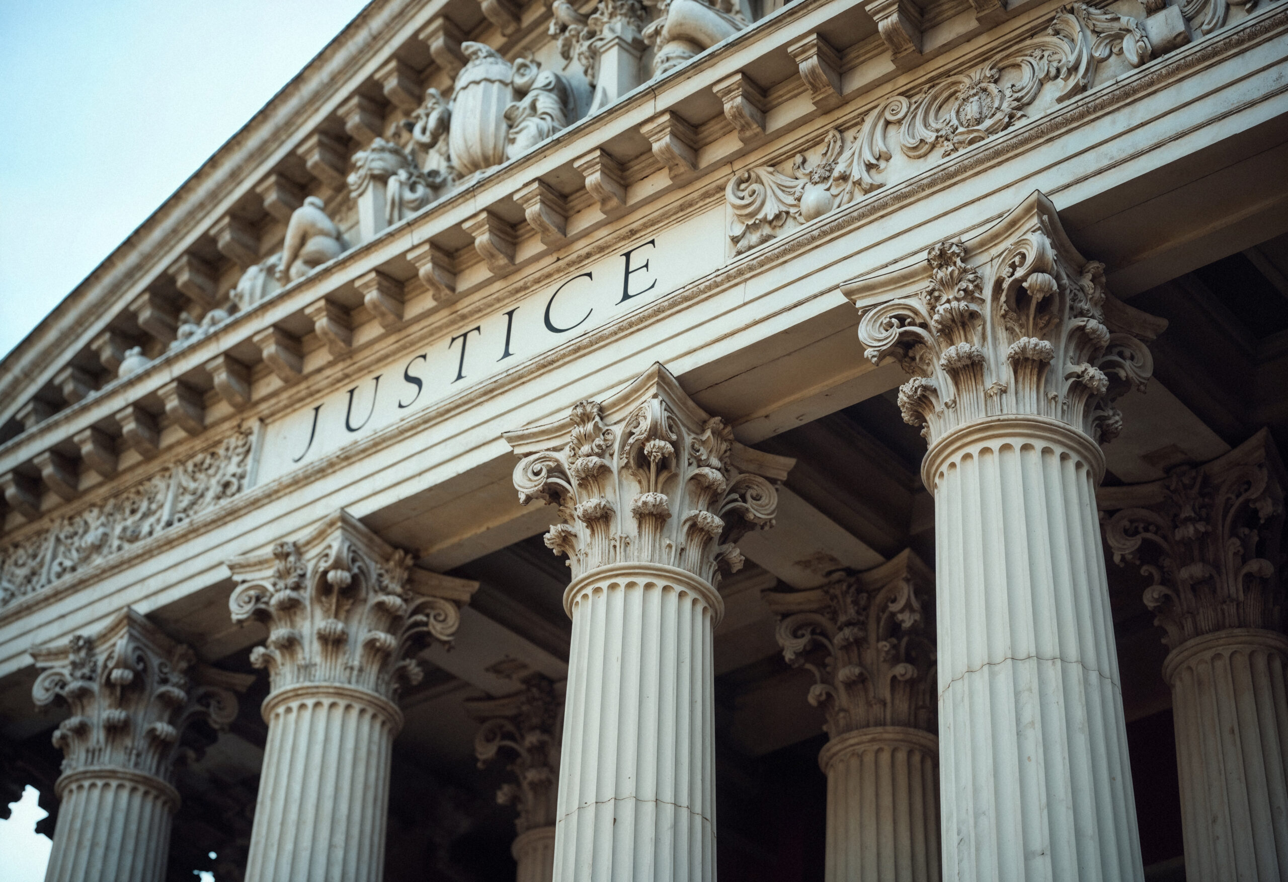 Kiedy sąd może odstąpić od orzeczenia zakazu prowadzenia pojazdów?